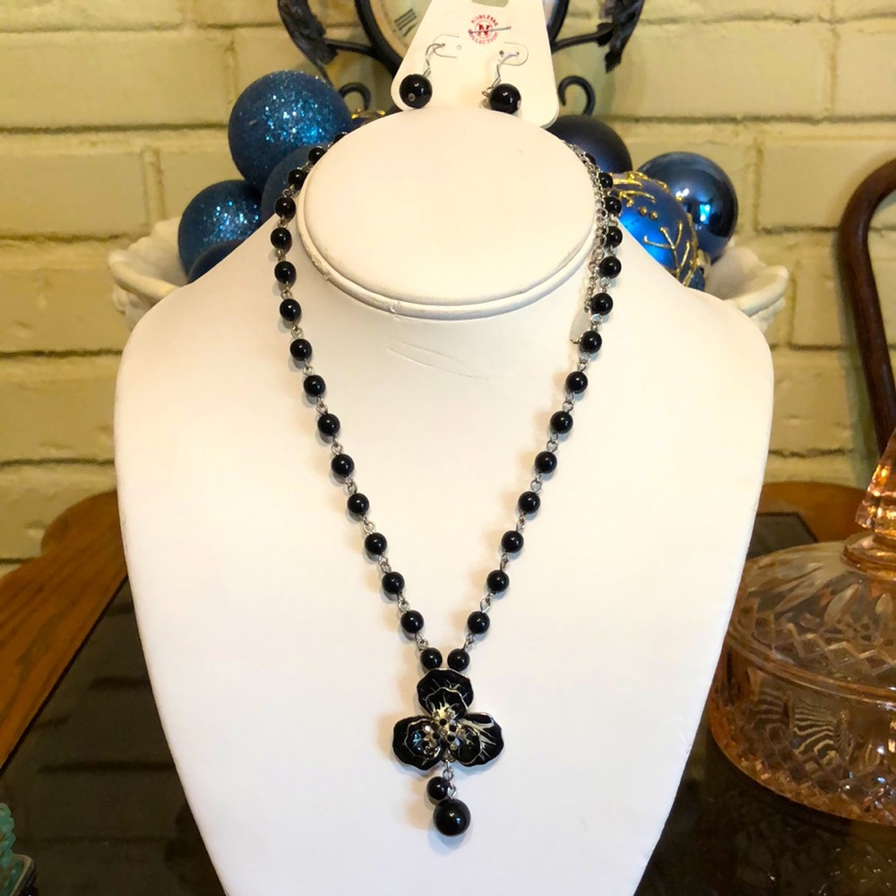 Black Noblesse Collection Necklace & Earrings Set